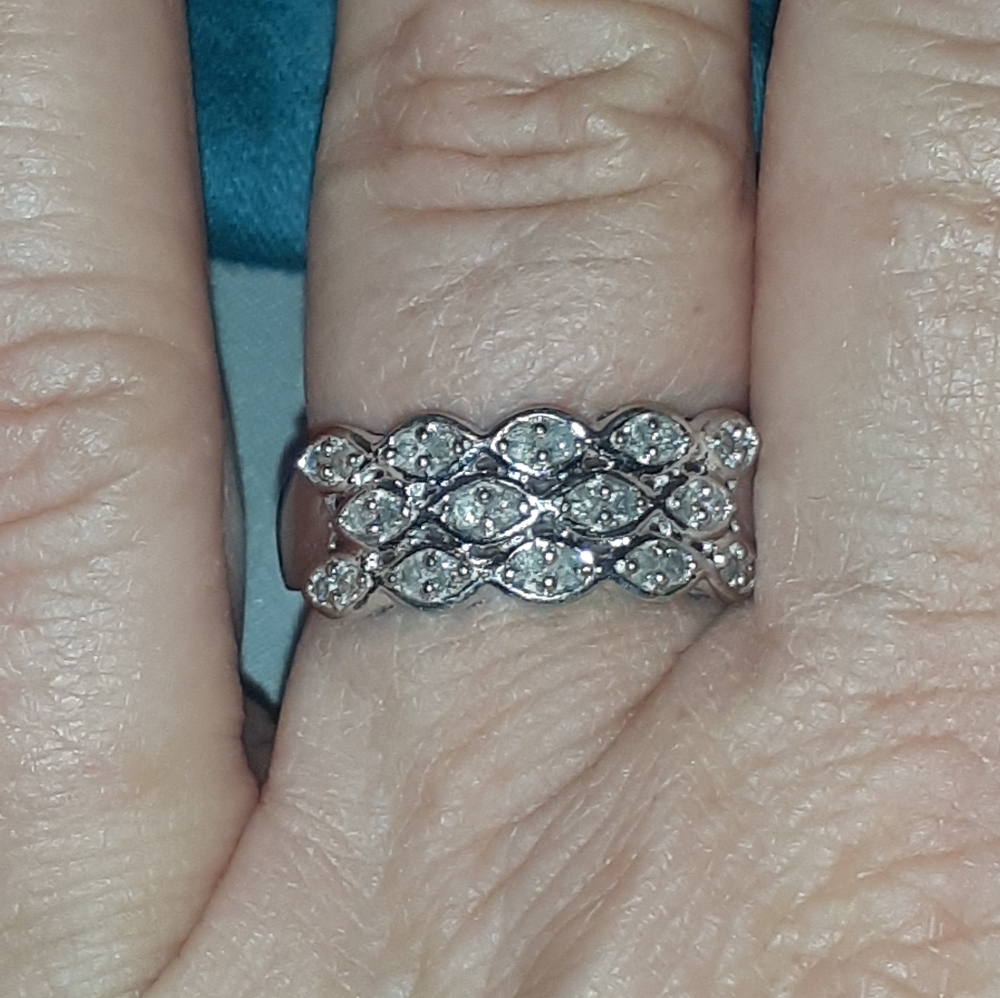 10k White Gold Diamond Right Hand Ring
